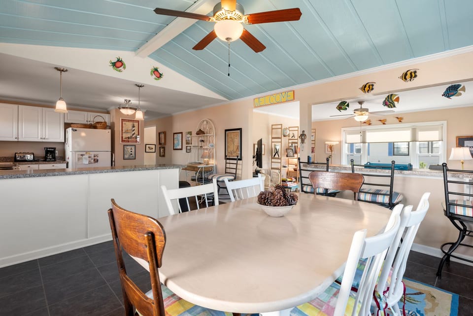 NHCB33: Hoos & Cuse | Dining Area