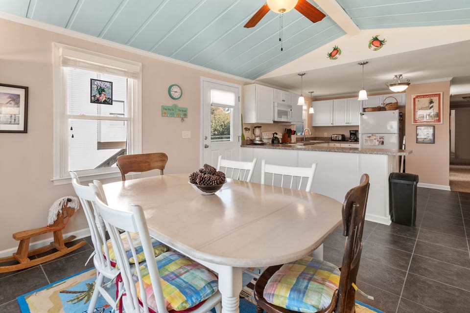 NHCB33: Hoos & Cuse | Dining Area