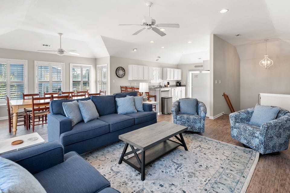 M841: Lighthouse Point | Top Level Living Area