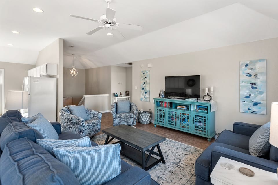 M841: Lighthouse Point | Top Level Living Area