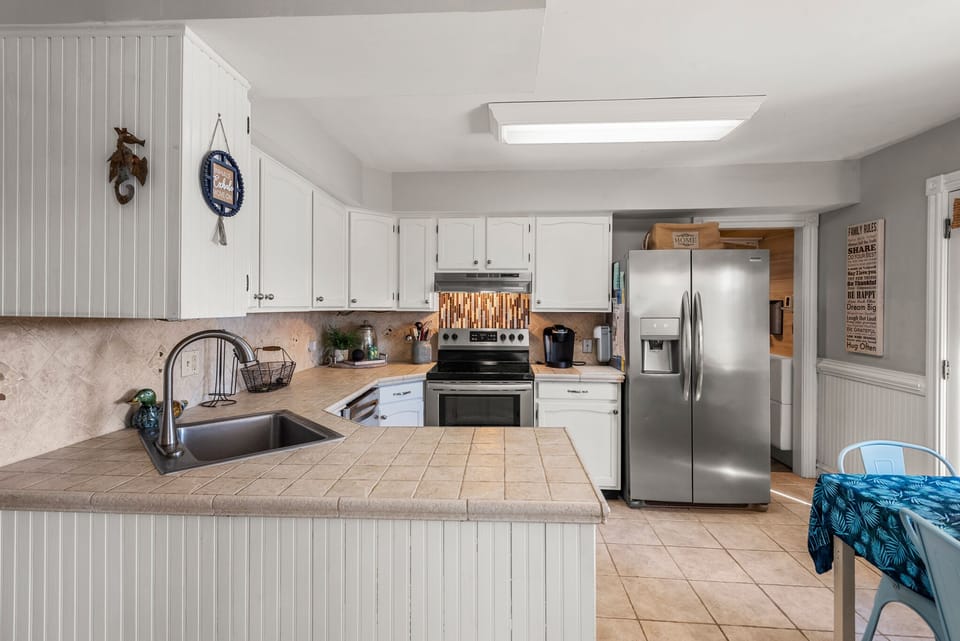 MNT1148: Sound Choice In Manteo | Mid Level Kitchen