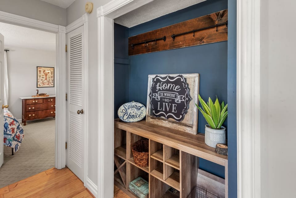 MNT1148: Sound Choice In Manteo | Mid Level Foyer