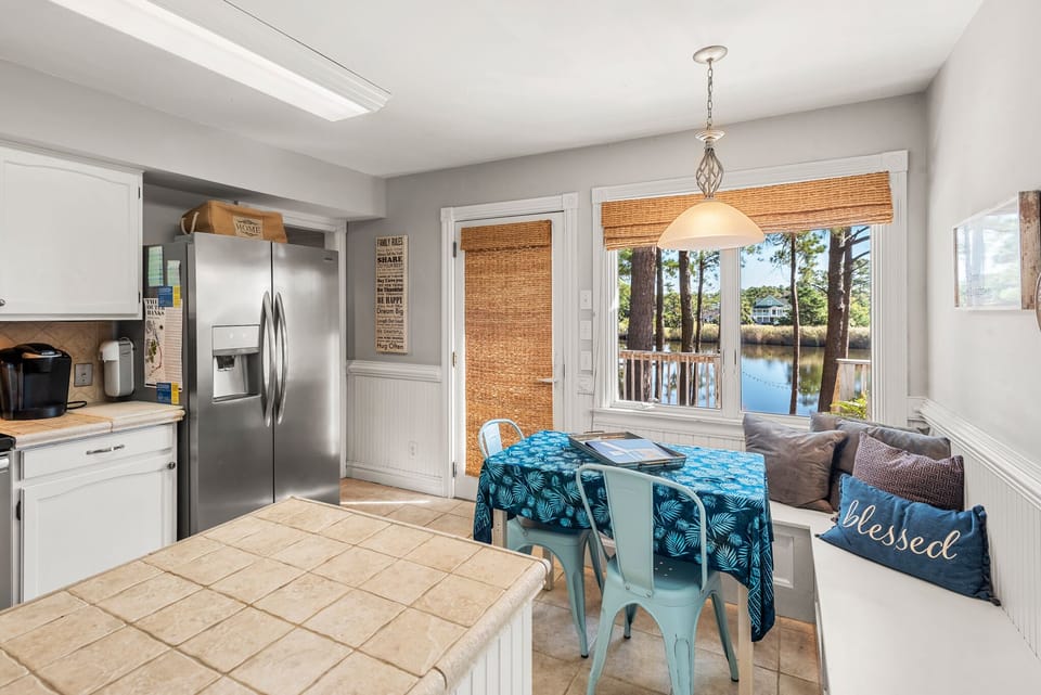 MNT1148: Sound Choice In Manteo | Mid Level Breakfast Nook and Kitchen