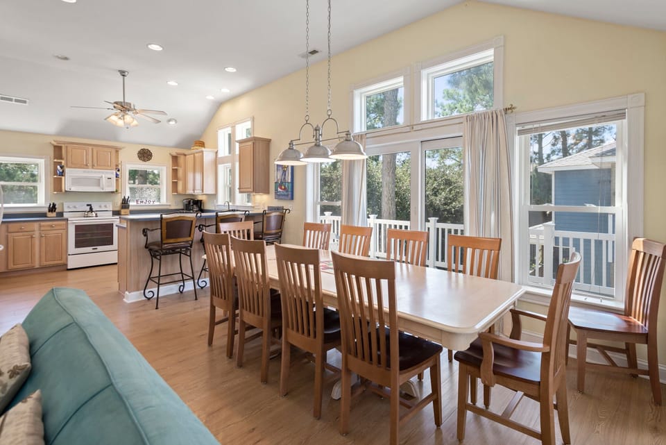 CL514: Plum Paws | Top Level Dining Area