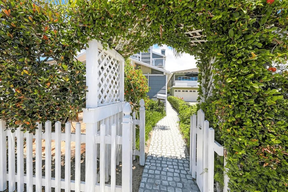 The adorable entry to this upper unit. The lower unit can also be rented simultaneously, upon availability.
                