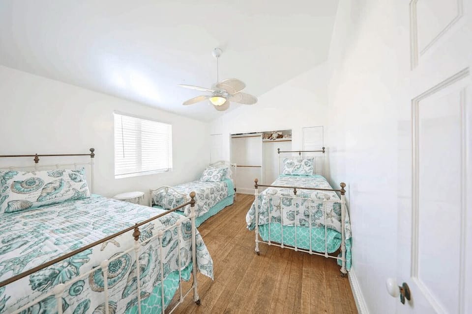 The guest bedroom includes 3 twin beds as well as an additional pull-out trundle twin bed.
                