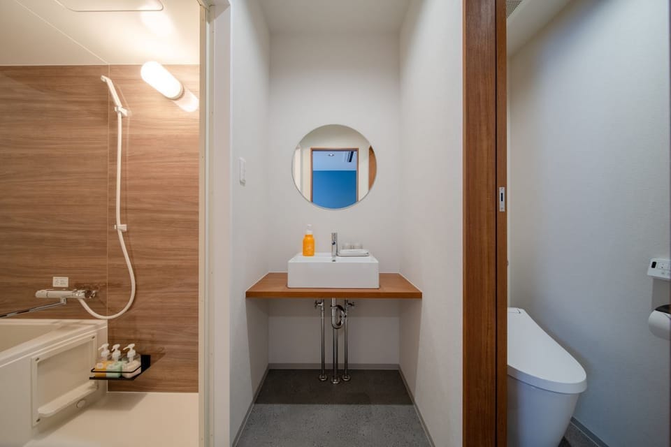 Deluxe Twin Room, Non Smoking | Bathroom | Combined shower/tub, free toiletries, hair dryer, slippers