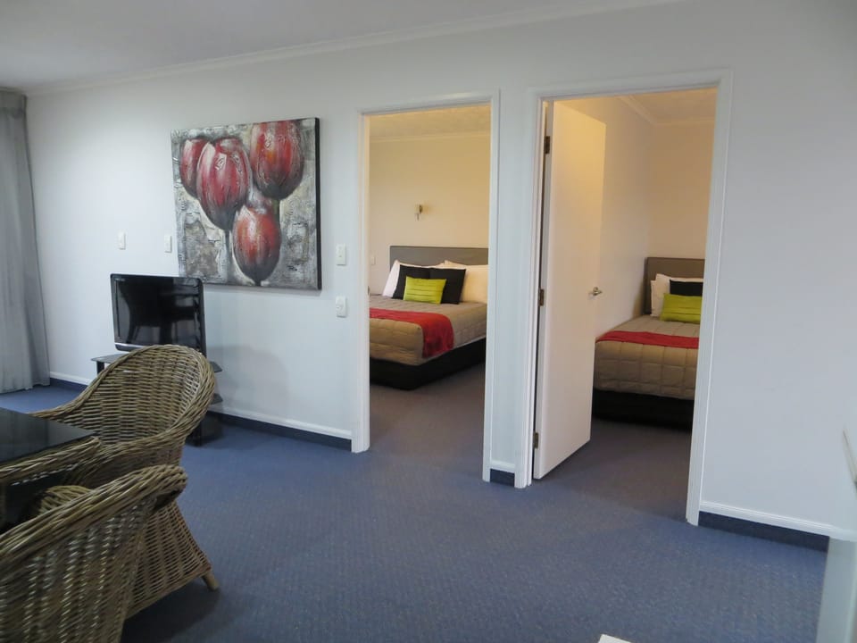 Two Bedroom Suite | Living room | 43-inch LCD TV with satellite channels, TV