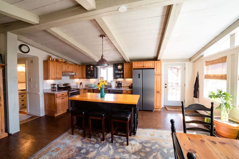 Fully equipped Kitchen with SS appliances and Granite countertops