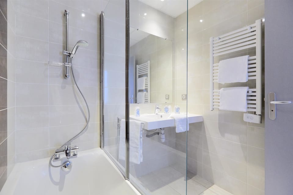 Premium bedding, desk, soundproofing, free cribs/infant beds