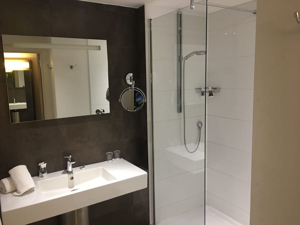 Rainfall showerhead, eco-friendly toiletries, hair dryer, towels