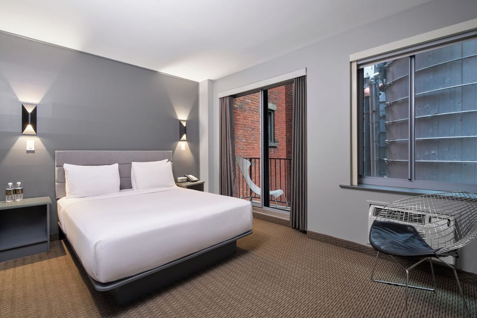 Superior Room, 1 Queen Bed | Premium bedding, in-room safe, soundproofing, iron/ironing board