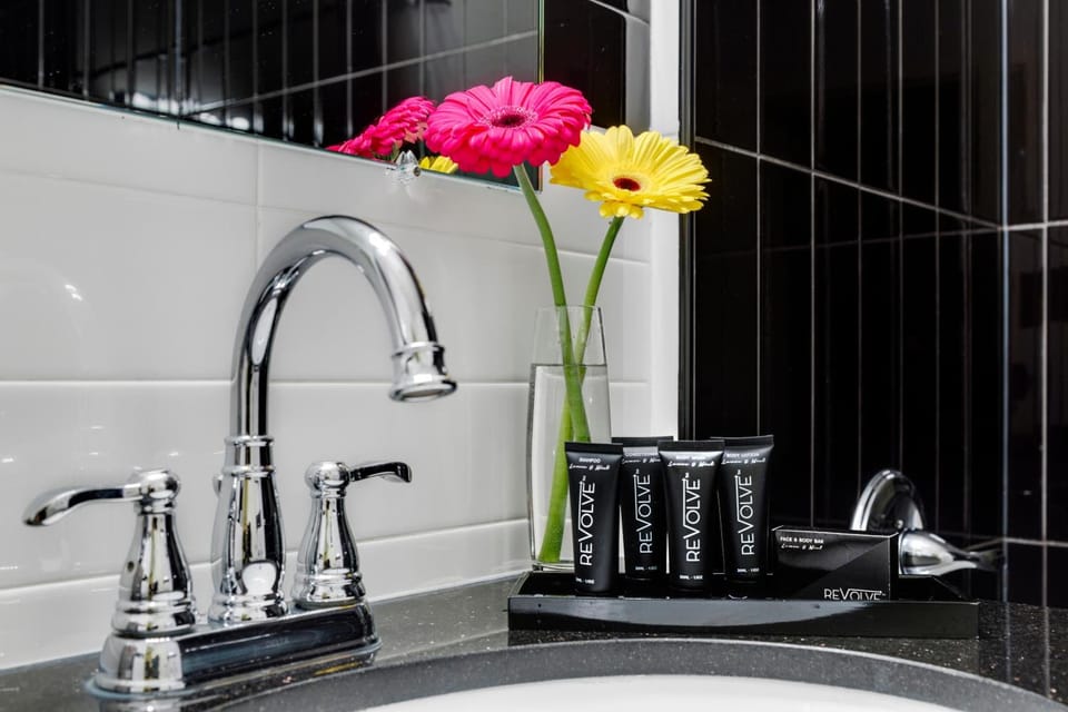 Standard Room, 1 Queen Bed | Bathroom | Free toiletries, hair dryer, towels, shampoo
