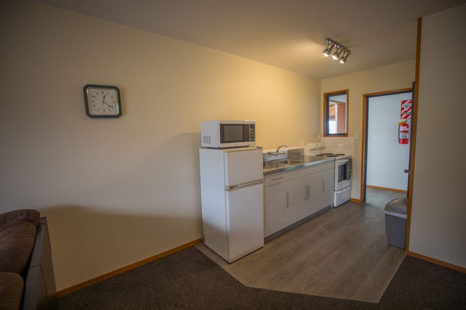 Standard Suite, 2 Bedrooms, Non Smoking, Kitchen (unit) | Private kitchen | Fridge, microwave, stovetop, toaster