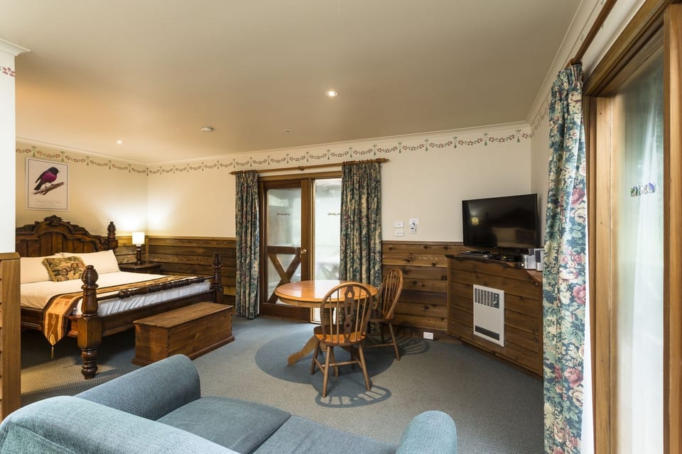 Iron/ironing board, bed sheets