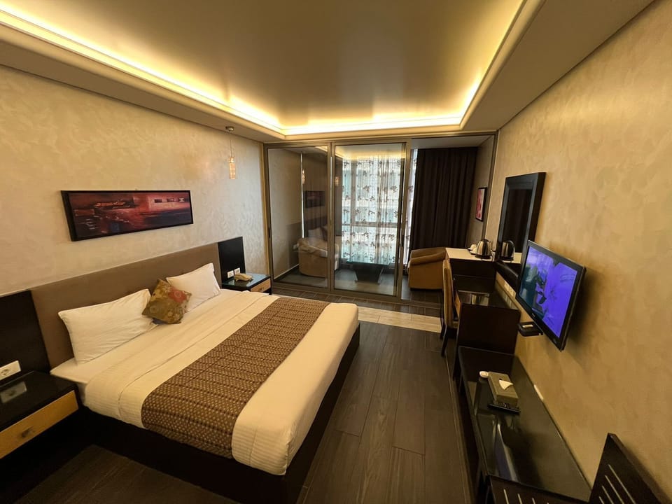 Junior Studio | Egyptian cotton sheets, premium bedding, pillowtop beds, in-room safe