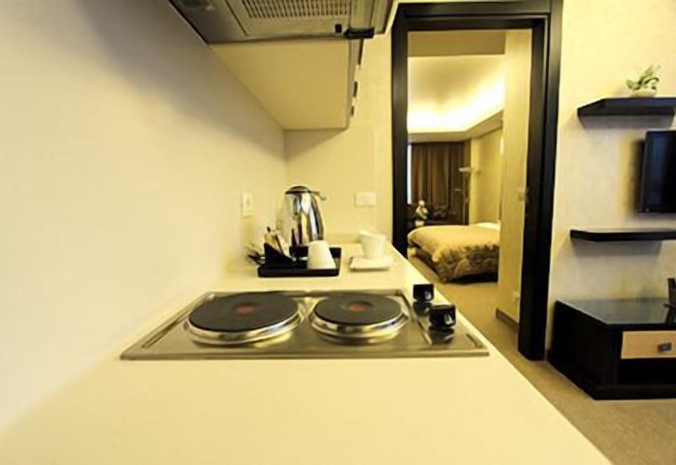 Executive Suite | Private kitchen | Coffee/tea maker, fridge, electric kettle