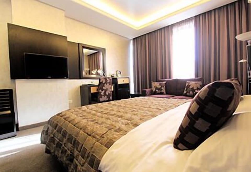 Deluxe Room | Egyptian cotton sheets, premium bedding, pillowtop beds, in-room safe