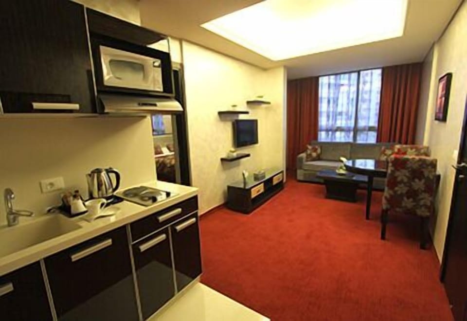 Deluxe Suite | Private kitchen | Coffee/tea maker, fridge, electric kettle