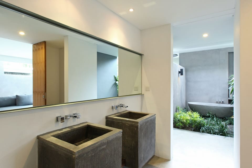 Separate tub and shower, rainfall showerhead, free toiletries