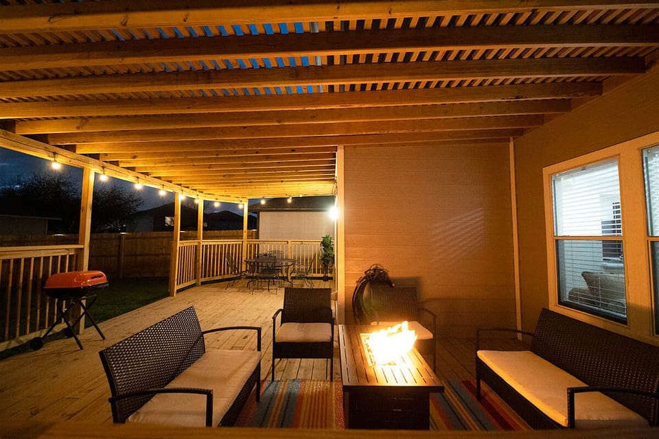 Outdoor deck common area w/lights and fire pit table