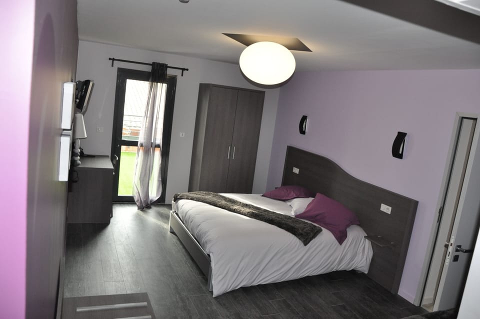 Desk, soundproofing, iron/ironing board, free WiFi