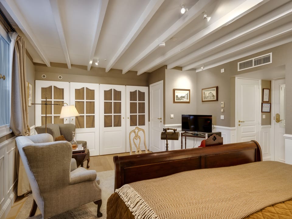 Junior Double Room (2 adults) | Free minibar items, in-room safe, desk, iron/ironing board