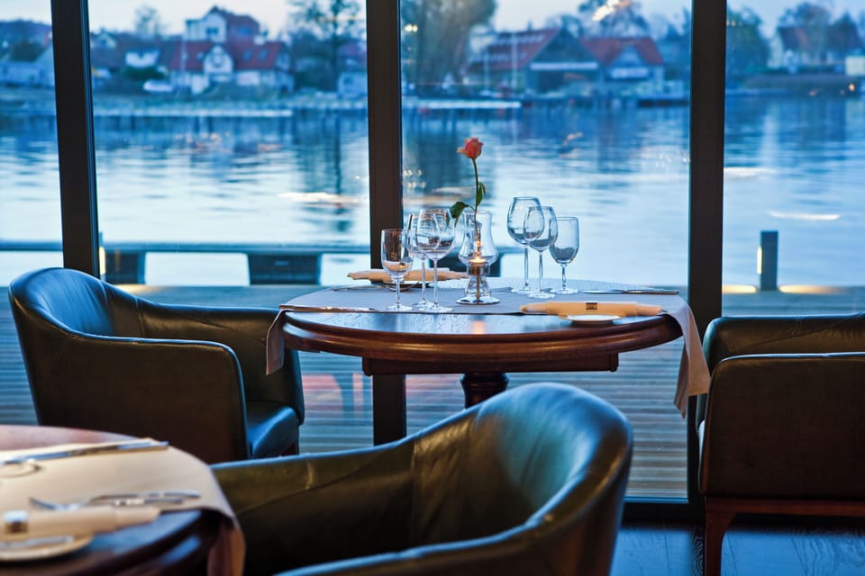 2 restaurants; breakfast, lunch, dinner, and brunch served