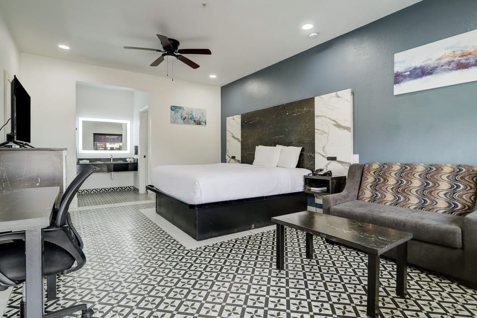 Deluxe Room | Down comforters, individually decorated, individually furnished, desk