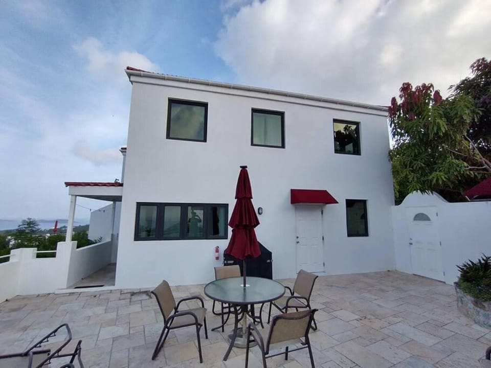Outdoor Lounge: Enjoy stunning views from the spacious patio, perfect for sunset grilling! 