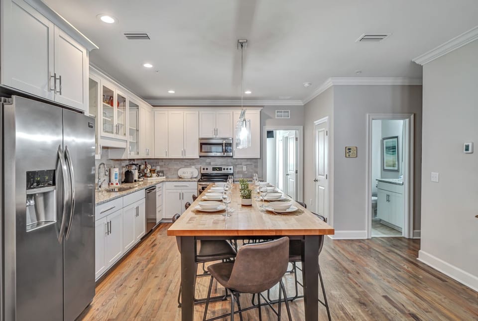 Kitchen: Enough space to have your meals together!