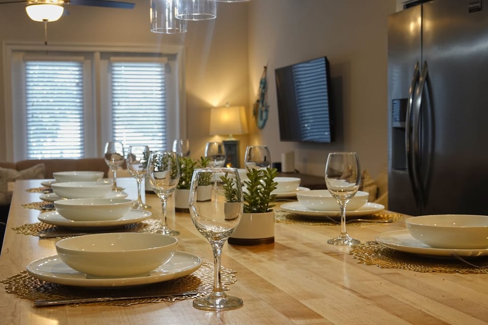 Gather with your families and friends at the dining table and enjoy your meal~