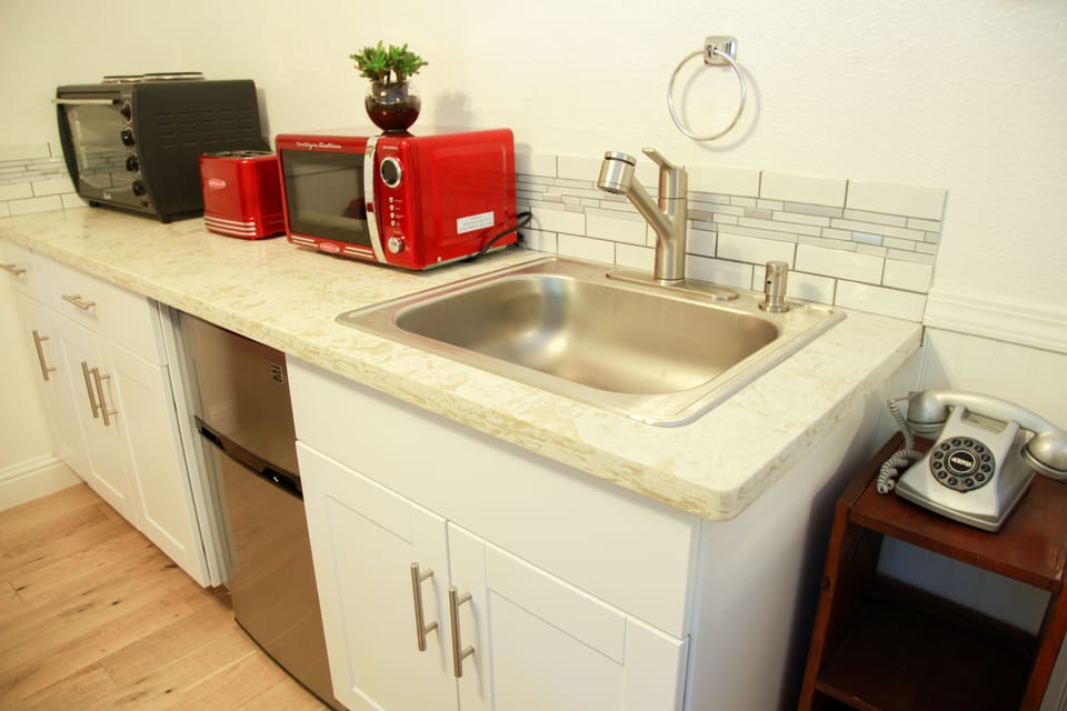 Kitchen Villa Suite (Room #2 Pet Friendly) | Private kitchen | Microwave, coffee/tea maker