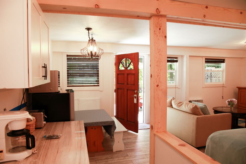 Two Queen Riverview Studio (Room #11) | Living area | TV, books