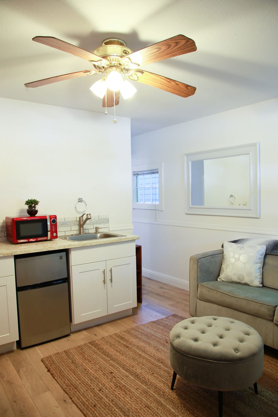 Kitchen Villa Suite (Room #2 Pet Friendly) | Living area | TV, books