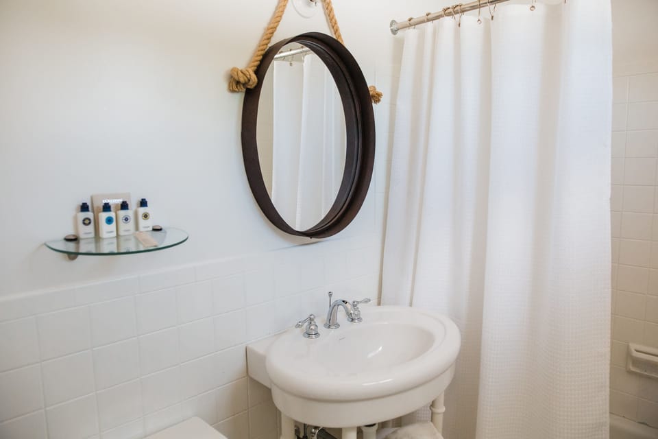 Club King Bed | Bathroom | Free toiletries, hair dryer, bathrobes, towels