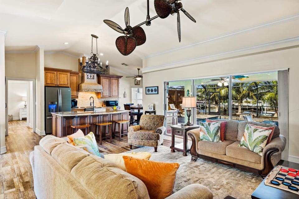 Spatious vaulted ceilings in the living room. open area split floor plan.