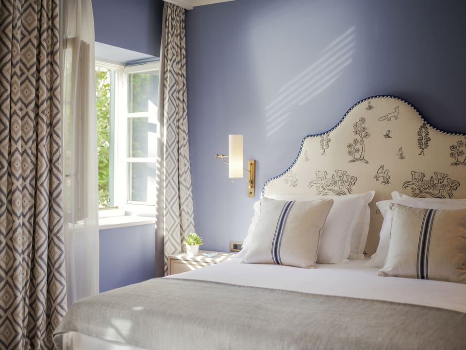 Deluxe Room | Minibar, in-room safe, individually decorated, individually furnished