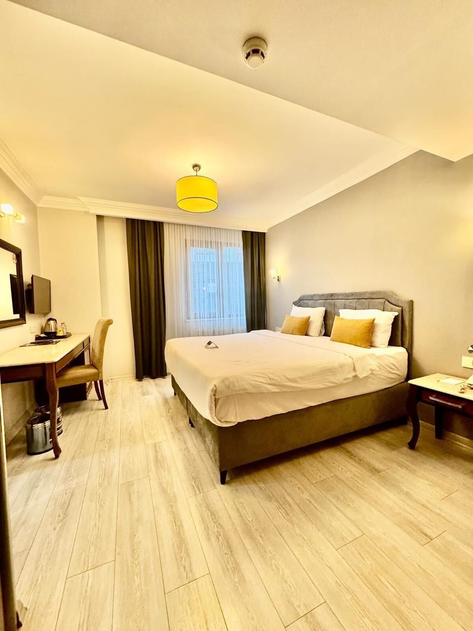 Standard Room | Minibar, in-room safe, desk, soundproofing