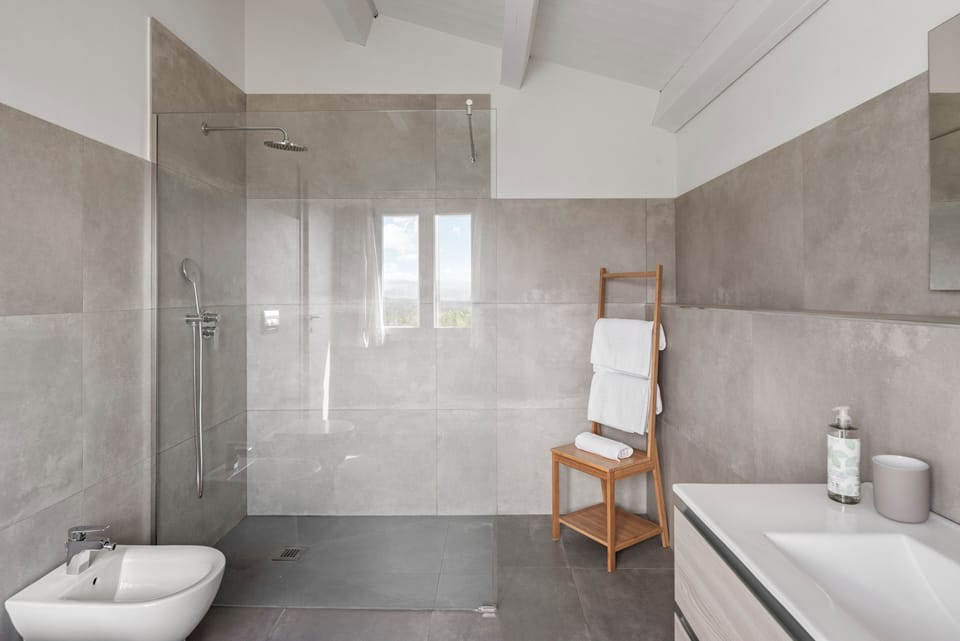 Superior Room | Bathroom | Shower, rainfall showerhead, free toiletries, hair dryer