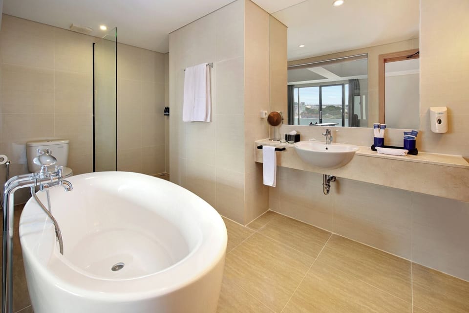 Suite Room | Bathroom | Shower, rainfall showerhead, free toiletries, slippers