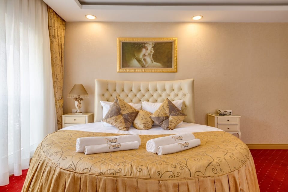 Deluxe Double Room | Select Comfort beds, minibar, in-room safe, laptop workspace