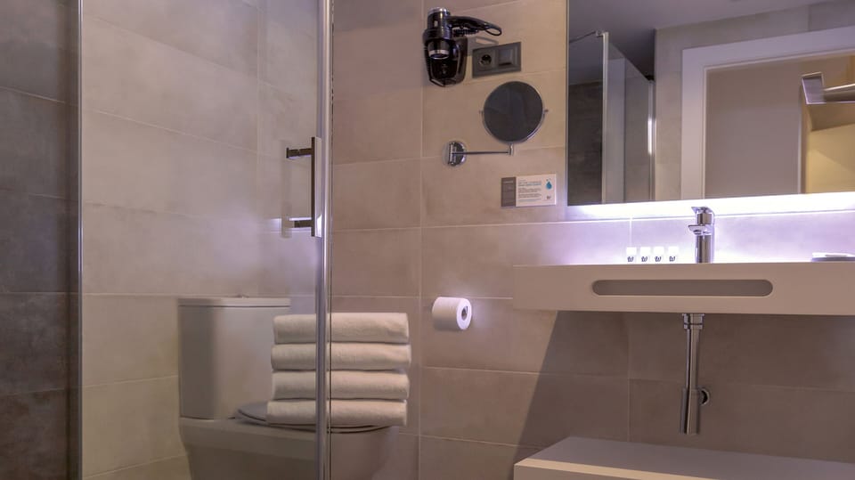Family Suite | Bathroom | Shower, rainfall showerhead, hair dryer, towels