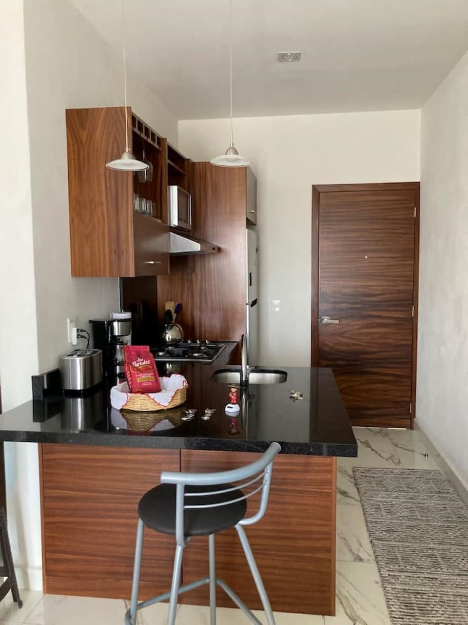 A perfect size and complete kitchen 