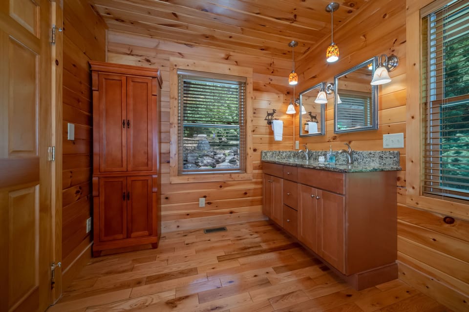 King bedroom bath on main floor