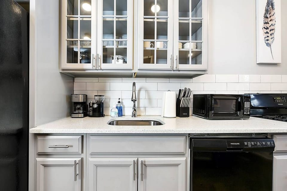 Modern kitchen - fully equipped.