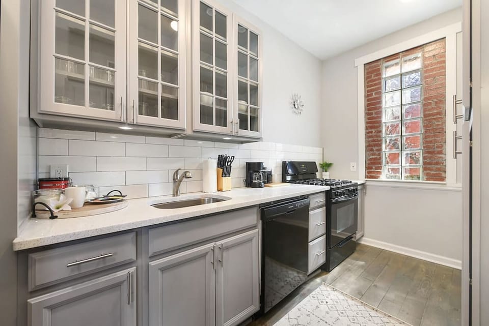 Fully equipped kitchen—prepare meals or enjoy takeout at the breakfast bar.