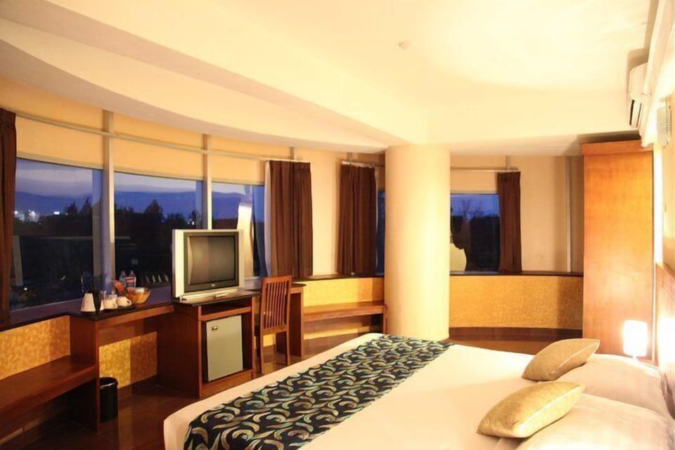Deluxe Room | Desk, laptop workspace, soundproofing, iron/ironing board