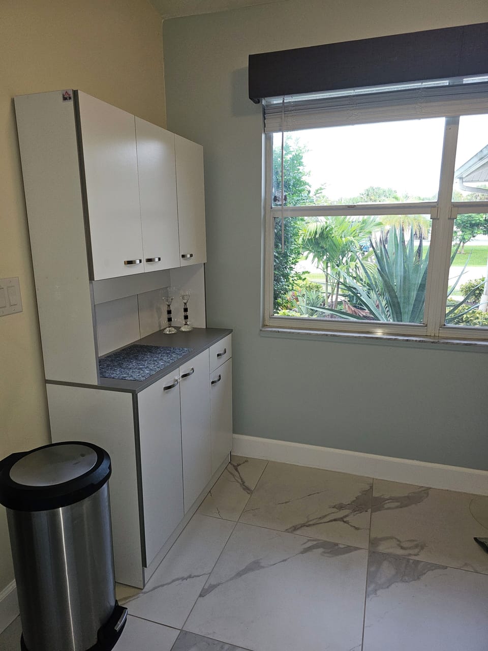 Kitchen area views, both front and back yards.