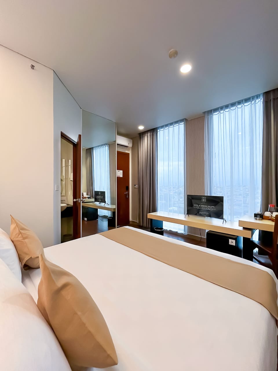 Deluxe Executive Queen | Desk, laptop workspace, soundproofing, iron/ironing board
